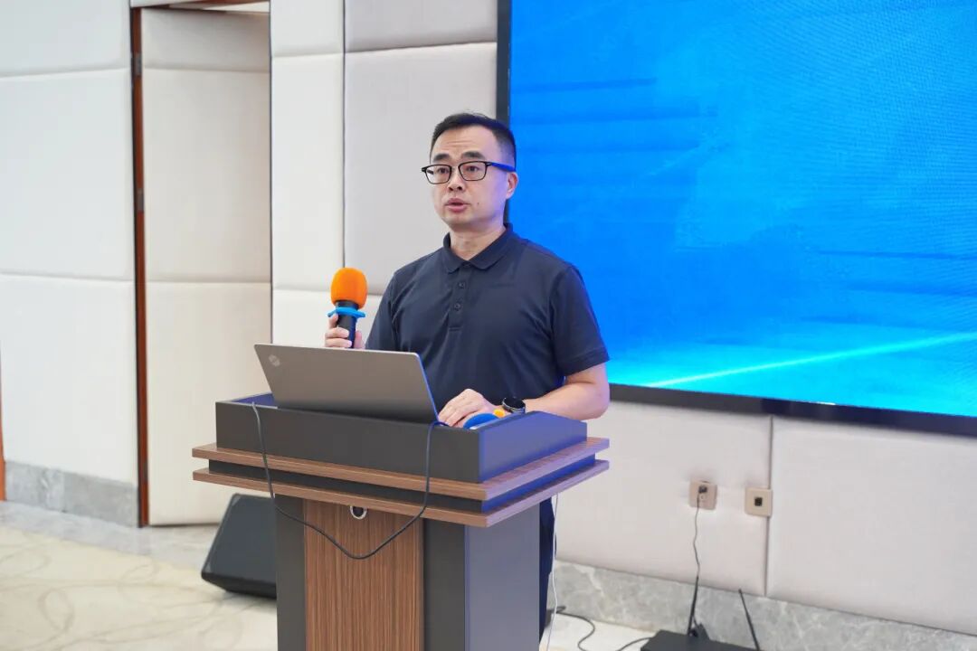 江苏省工业和信息化厅软件与信息服务业处一级调研员康成刚