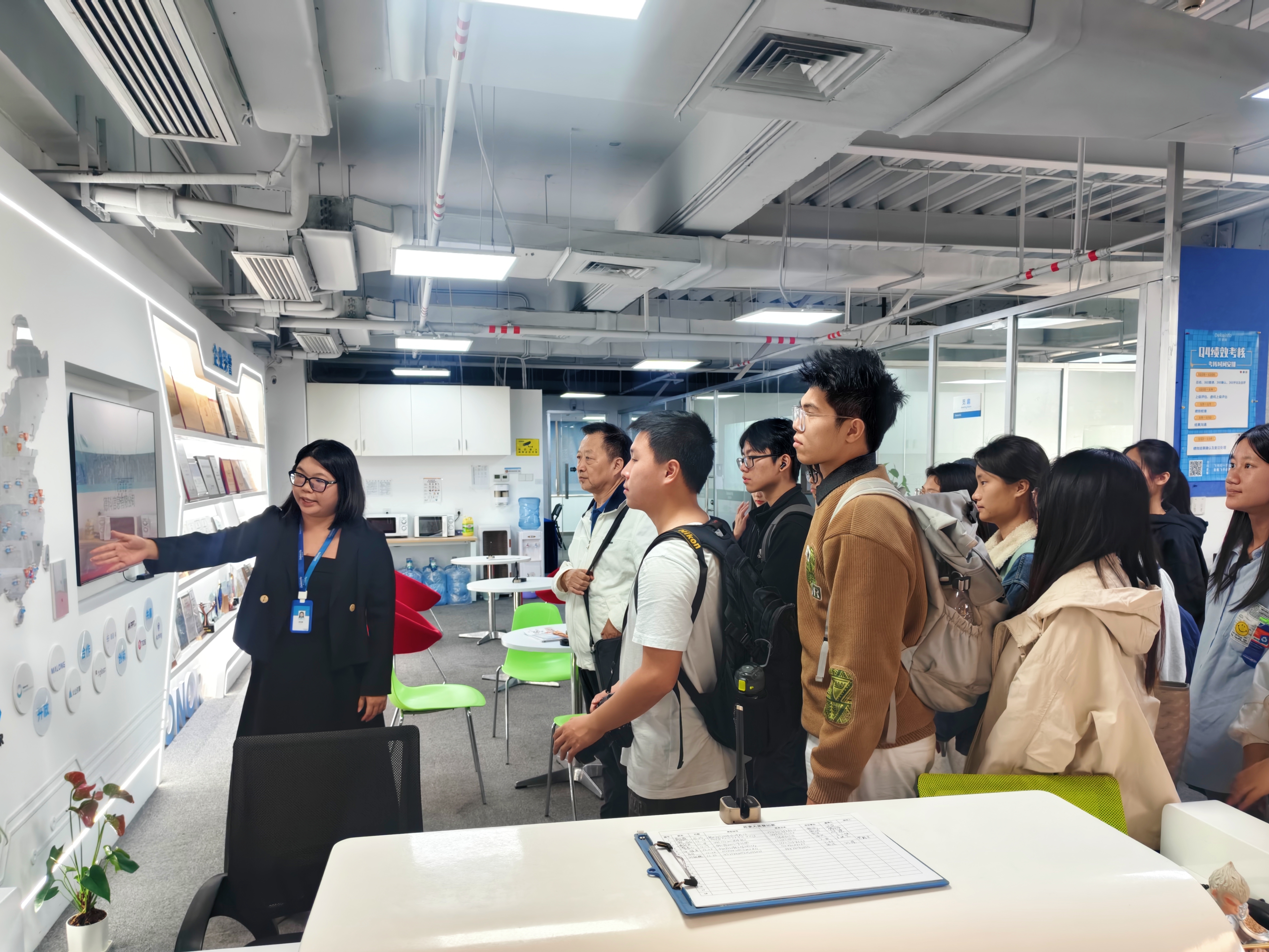 招聘总监黄培菁带领师生参观深德科